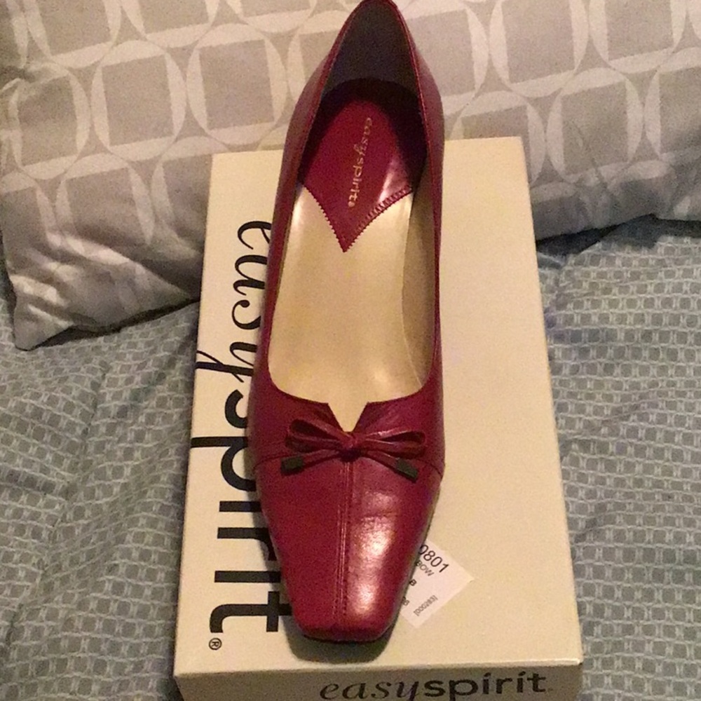 Easy Spirit, new in box, size 8 1/2 M, beautiful red shoes, pumps, leather - Picture 1 of 3